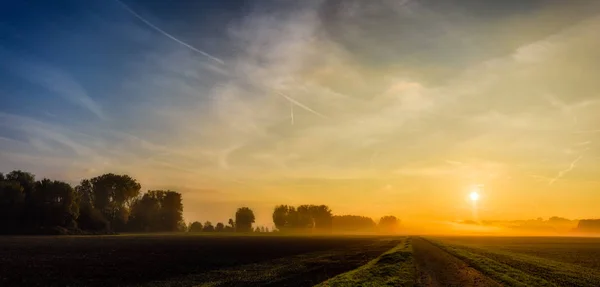 Барвисте Мальовниче Осіннє Зображення Чудового Туманного Осіннього Сходу Сонця Шлях — стокове фото
