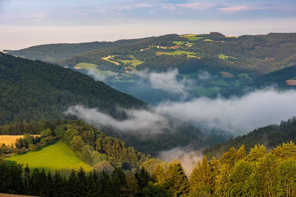 Színes világos naplemente, mint egy vidéki panorámás táj clo — Stock Fotó