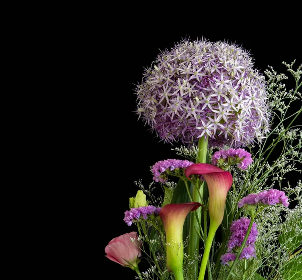 Bouquet of allium giganteum,callas,lisianthus,black background — Stock Photo, Image