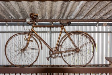 Duvarda asılı eski bir bisiklet