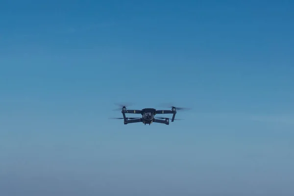 Schwarze Drohne Mit Kamera Fliegt — Stockfoto