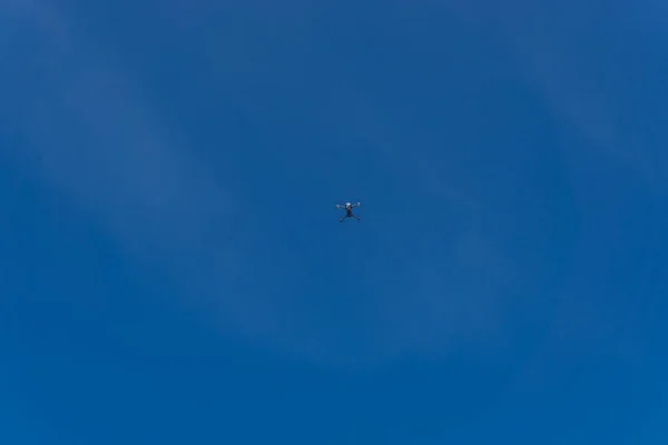 Schwarze Drohne Mit Kamera Fliegt — Stockfoto