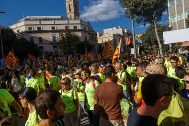 Barcelona, Katalonya, İspanya, 11 Eylül 2017: İsyan sırasında ulusal Catalonia claming Katalan bayrakları ile Catalunya Barcelona bağımsızlık günü sokakta insanlar.
