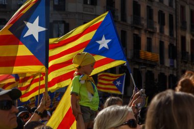 Barcelona, Katalonya, İspanya, 11 Eylül 2017: İsyan sırasında ulusal Catalonia claming Katalan bayrakları ile Catalunya Barcelona bağımsızlık günü sokakta insanlar.