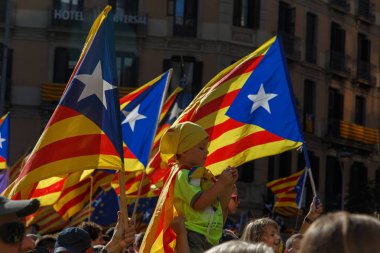 Barcelona, Katalonya, İspanya, 11 Eylül 2017: İsyan sırasında ulusal Catalonia claming Katalan bayrakları ile Catalunya Barcelona bağımsızlık günü sokakta insanlar.