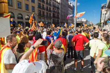 Barcelona, Katalonya, İspanya, 11 Eylül 2017: İsyan sırasında ulusal Catalonia claming Katalan bayrakları ile Catalunya Barcelona bağımsızlık günü sokakta insanlar.