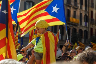 Barcelona, Katalonya, İspanya, 11 Eylül 2017: İsyan sırasında ulusal Catalonia claming Katalan bayrakları ile Catalunya Barcelona bağımsızlık günü sokakta insanlar.