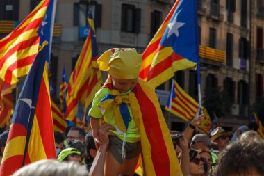 Barcelona, Katalonya, İspanya, 11 Eylül 2017: İsyan sırasında ulusal Catalonia claming Katalan bayrakları ile Catalunya Barcelona bağımsızlık günü sokakta insanlar.