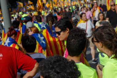 Barcelona, Katalonya, İspanya, 11 Eylül 2017: İsyan sırasında ulusal Catalonia claming Katalan bayrakları ile Catalunya Barcelona bağımsızlık günü sokakta insanlar.