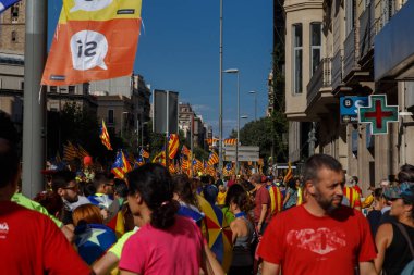 Barcelona, Katalonya, İspanya, 11 Eylül 2017: İsyan sırasında ulusal Catalonia claming Katalan bayrakları ile Catalunya Barcelona bağımsızlık günü sokakta insanlar.