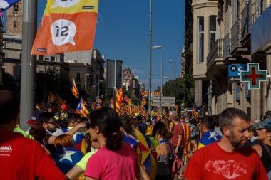 Barcelona, Katalonya, İspanya, 11 Eylül 2017: İsyan sırasında ulusal Catalonia claming Katalan bayrakları ile Catalunya Barcelona bağımsızlık günü sokakta insanlar.