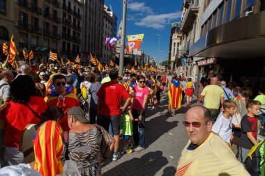 Barcelona, Katalonya, İspanya, 11 Eylül 2017: İsyan sırasında ulusal Catalonia claming Katalan bayrakları ile Catalunya Barcelona bağımsızlık günü sokakta insanlar.