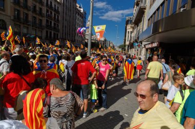 Barcelona, Katalonya, İspanya, 11 Eylül 2017: İsyan sırasında ulusal Catalonia claming Katalan bayrakları ile Catalunya Barcelona bağımsızlık günü sokakta insanlar.