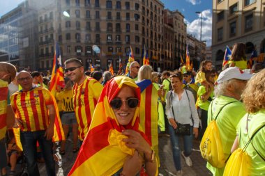 Barcelona, Katalonya, İspanya, 11 Eylül 2017: İsyan sırasında ulusal Catalonia claming Katalan bayrakları ile Catalunya Barcelona bağımsızlık günü sokakta insanlar.
