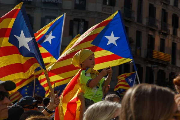 Barcelona, Katalonya, İspanya, 11 Eylül 2017: İsyan sırasında ulusal Catalonia claming Katalan bayrakları ile Catalunya Barcelona bağımsızlık günü sokakta insanlar.