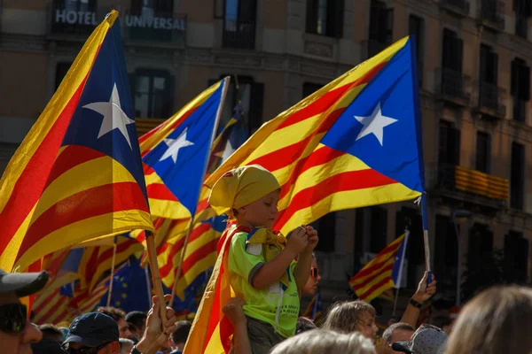 Barcelona, Katalonya, İspanya, 11 Eylül 2017: İsyan sırasında ulusal Catalonia claming Katalan bayrakları ile Catalunya Barcelona bağımsızlık günü sokakta insanlar.