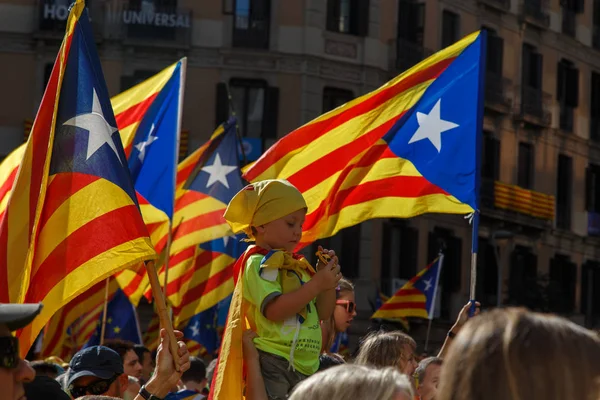 Barcelona, Katalonya, İspanya, 11 Eylül 2017: İsyan sırasında ulusal Catalonia claming Katalan bayrakları ile Catalunya Barcelona bağımsızlık günü sokakta insanlar.
