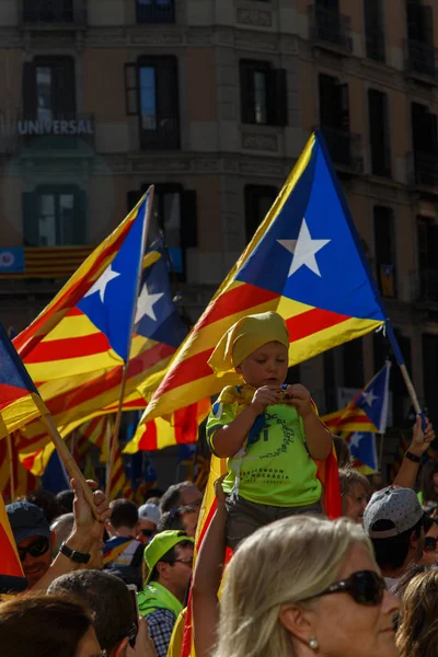 Barcelona, Katalonya, İspanya, 11 Eylül 2017: İsyan sırasında ulusal Catalonia claming Katalan bayrakları ile Catalunya Barcelona bağımsızlık günü sokakta insanlar.