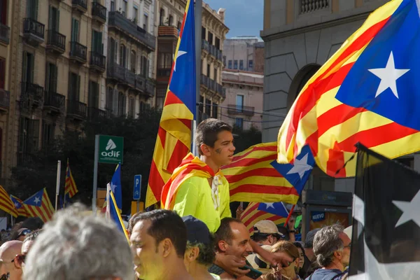 カタロニア語のフラグとバルセロナのカタルーニャの独立のためカタロニア Claming から国立日中暴動通りのバルセロナ カタロニア スペイン 2017 — ストック写真