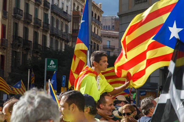 Barcelona, Katalonya, İspanya, 11 Eylül 2017: İsyan sırasında ulusal Catalonia claming Katalan bayrakları ile Catalunya Barcelona bağımsızlık günü sokakta insanlar.