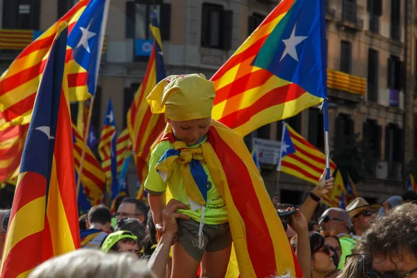 カタロニア語のフラグとバルセロナのカタルーニャの独立のためカタロニア Claming から国立日中暴動通りのバルセロナ カタロニア スペイン 2017 — ストック写真