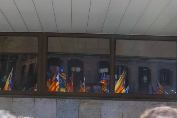 カタロニア語のフラグとバルセロナのカタルーニャの独立のためカタロニア Claming から国立日中暴動通りのバルセロナ カタロニア スペイン 2017 — ストック写真