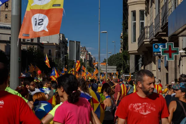 Barcelona, Katalonya, İspanya, 11 Eylül 2017: İsyan sırasında ulusal Catalonia claming Katalan bayrakları ile Catalunya Barcelona bağımsızlık günü sokakta insanlar.