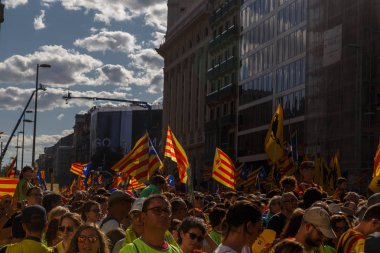 Barcelona, Katalonya, İspanya, 11 Eylül 2017: İsyan sırasında ulusal Catalonia claming Katalan bayrakları ile Catalunya Barcelona bağımsızlık günü sokakta insanlar.