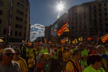 Barcelona, Katalonya, İspanya, 11 Eylül 2017: İsyan sırasında ulusal Catalonia claming Katalan bayrakları ile Catalunya Barcelona bağımsızlık günü sokakta insanlar.