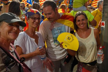 Barcelona, Katalonya, İspanya, 11 Eylül 2017: İsyan sırasında ulusal Catalonia claming Katalan bayrakları ile Catalunya Barcelona bağımsızlık günü sokakta insanlar.