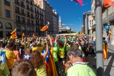 Barcelona, Katalonya, İspanya, 11 Eylül 2017: İsyan sırasında ulusal Catalonia claming Katalan bayrakları ile Catalunya Barcelona bağımsızlık günü sokakta insanlar.