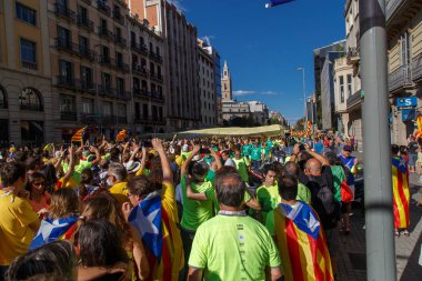Barcelona, Katalonya, İspanya, 11 Eylül 2017: İsyan sırasında ulusal Catalonia claming Katalan bayrakları ile Catalunya Barcelona bağımsızlık günü sokakta insanlar.