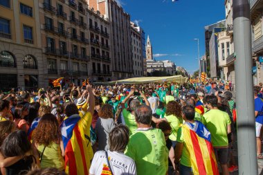 Barcelona, Katalonya, İspanya, 11 Eylül 2017: İsyan sırasında ulusal Catalonia claming Katalan bayrakları ile Catalunya Barcelona bağımsızlık günü sokakta insanlar.