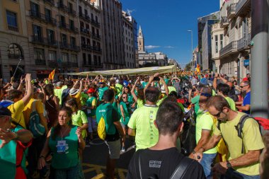 Barcelona, Katalonya, İspanya, 11 Eylül 2017: İsyan sırasında ulusal Catalonia claming Katalan bayrakları ile Catalunya Barcelona bağımsızlık günü sokakta insanlar.