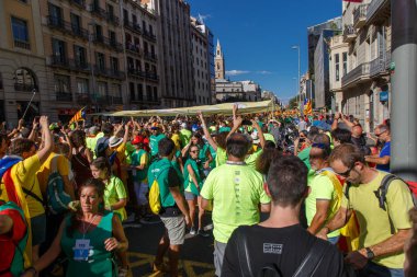 Barcelona, Katalonya, İspanya, 11 Eylül 2017: İsyan sırasında ulusal Catalonia claming Katalan bayrakları ile Catalunya Barcelona bağımsızlık günü sokakta insanlar.