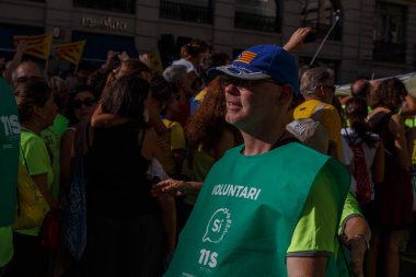 Barcelona, Katalonya, İspanya, 11 Eylül 2017: İsyan sırasında ulusal Catalonia claming Katalan bayrakları ile Catalunya Barcelona bağımsızlık günü sokakta insanlar.