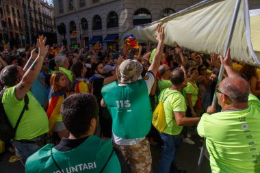 Barcelona, Katalonya, İspanya, 11 Eylül 2017: İsyan sırasında ulusal Catalonia claming Katalan bayrakları ile Catalunya Barcelona bağımsızlık günü sokakta insanlar.