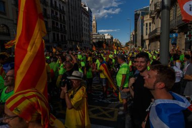 Barcelona, Katalonya, İspanya, 11 Eylül 2017: İsyan sırasında ulusal Catalonia claming Katalan bayrakları ile Catalunya Barcelona bağımsızlık günü sokakta insanlar. Editoryal resim yazısı.