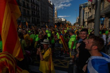 Barcelona, Katalonya, İspanya, 11 Eylül 2017: İsyan sırasında ulusal Catalonia claming Katalan bayrakları ile Catalunya Barcelona bağımsızlık günü sokakta insanlar. Editoryal resim yazısı.