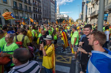 Barcelona, Katalonya, İspanya, 11 Eylül 2017: İsyan sırasında ulusal Catalonia claming Katalan bayrakları ile Catalunya Barcelona bağımsızlık günü sokakta insanlar. Editoryal resim yazısı.