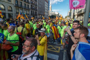 Barcelona, Katalonya, İspanya, 11 Eylül 2017: İsyan sırasında ulusal Catalonia claming Katalan bayrakları ile Catalunya Barcelona bağımsızlık günü sokakta insanlar. Editoryal resim yazısı.