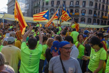 Barcelona, Katalonya, İspanya, 11 Eylül 2017: İsyan sırasında ulusal Catalonia claming Katalan bayrakları ile Catalunya Barcelona bağımsızlık günü sokakta insanlar. Editoryal resim yazısı.