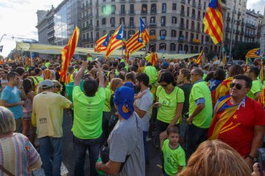 Barcelona, Katalonya, İspanya, 11 Eylül 2017: İsyan sırasında ulusal Catalonia claming Katalan bayrakları ile Catalunya Barcelona bağımsızlık günü sokakta insanlar. Editoryal resim yazısı.