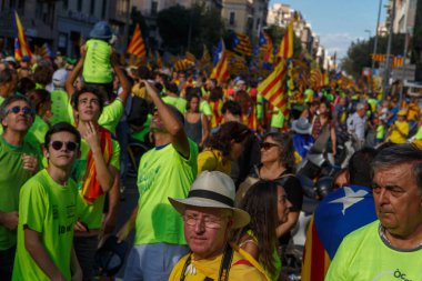 Barcelona, Katalonya, İspanya, 11 Eylül 2017: İsyan sırasında ulusal Catalonia claming Katalan bayrakları ile Catalunya Barcelona bağımsızlık günü sokakta insanlar. Editoryal resim yazısı.