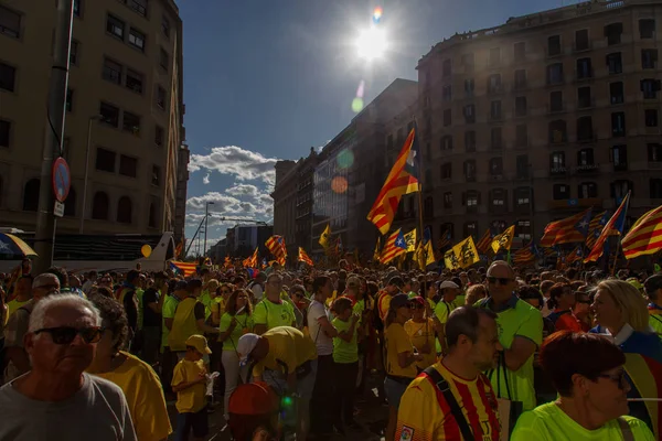 Barcelona, Katalonya, İspanya, 11 Eylül 2017: İsyan sırasında ulusal Catalonia claming Katalan bayrakları ile Catalunya Barcelona bağımsızlık günü sokakta insanlar.