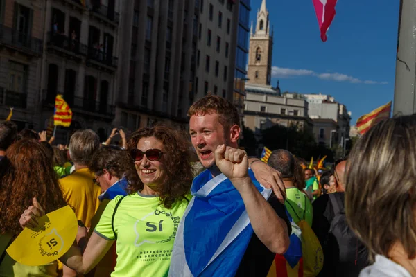 Barcelona, Katalonya, İspanya, 11 Eylül 2017: İsyan sırasında ulusal Catalonia claming Katalan bayrakları ile Catalunya Barcelona bağımsızlık günü sokakta insanlar.
