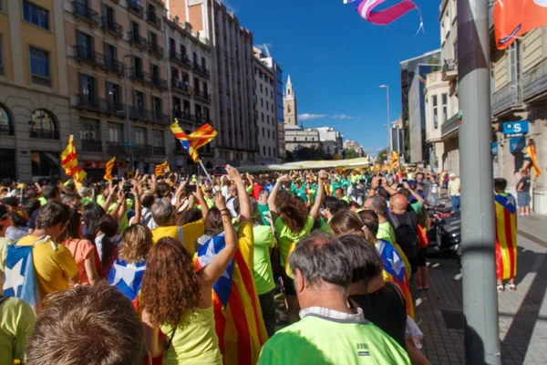Barcelona, Katalonya, İspanya, 11 Eylül 2017: İsyan sırasında ulusal Catalonia claming Katalan bayrakları ile Catalunya Barcelona bağımsızlık günü sokakta insanlar.