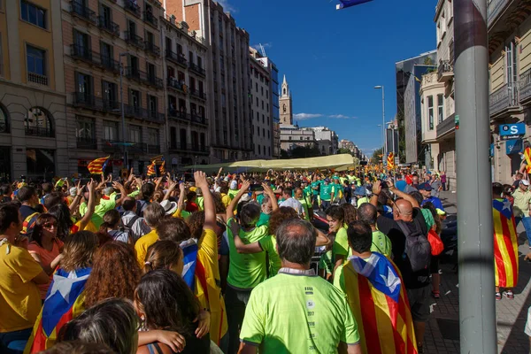 Barcelona, Katalonya, İspanya, 11 Eylül 2017: İsyan sırasında ulusal Catalonia claming Katalan bayrakları ile Catalunya Barcelona bağımsızlık günü sokakta insanlar.
