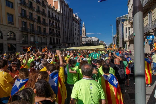 Barcelona, Katalonya, İspanya, 11 Eylül 2017: İsyan sırasında ulusal Catalonia claming Katalan bayrakları ile Catalunya Barcelona bağımsızlık günü sokakta insanlar.