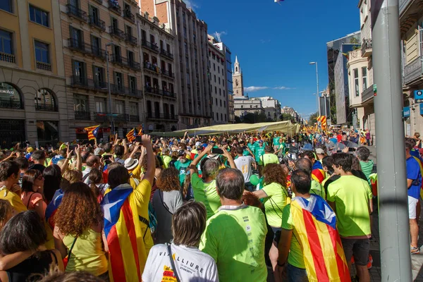 Barcelona, Katalonya, İspanya, 11 Eylül 2017: İsyan sırasında ulusal Catalonia claming Katalan bayrakları ile Catalunya Barcelona bağımsızlık günü sokakta insanlar.